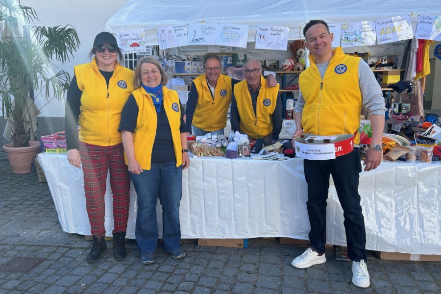 Ein Teil des Teams des Lions-Club Kempten Cambodumum bei der Jazz-Tombola 2026 Ein Teil des Teams des Lions-Club Kempten Cambodumum bei der Jazz-Tombola 2026